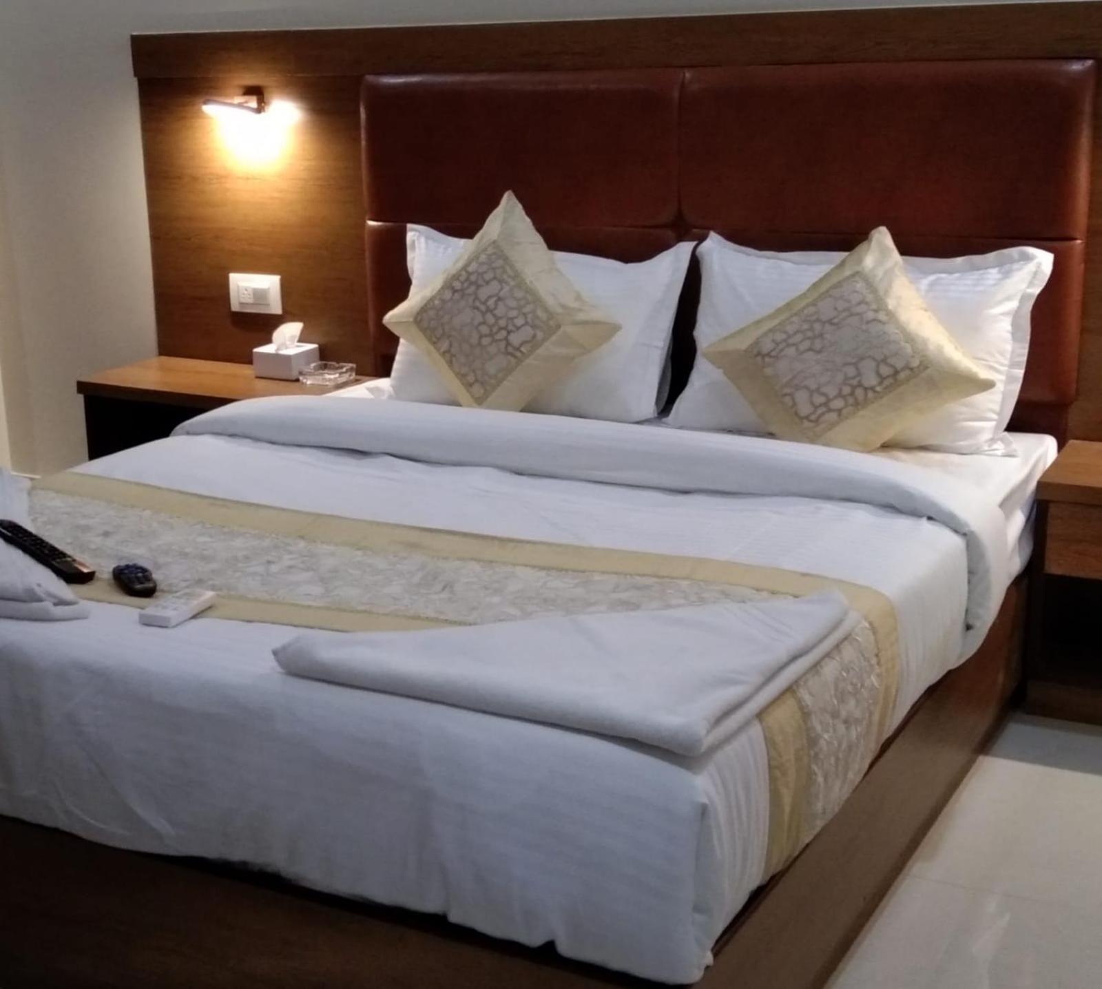 Hotel Crystal Luxury Inn- Bandra مومباي المظهر الخارجي الصورة