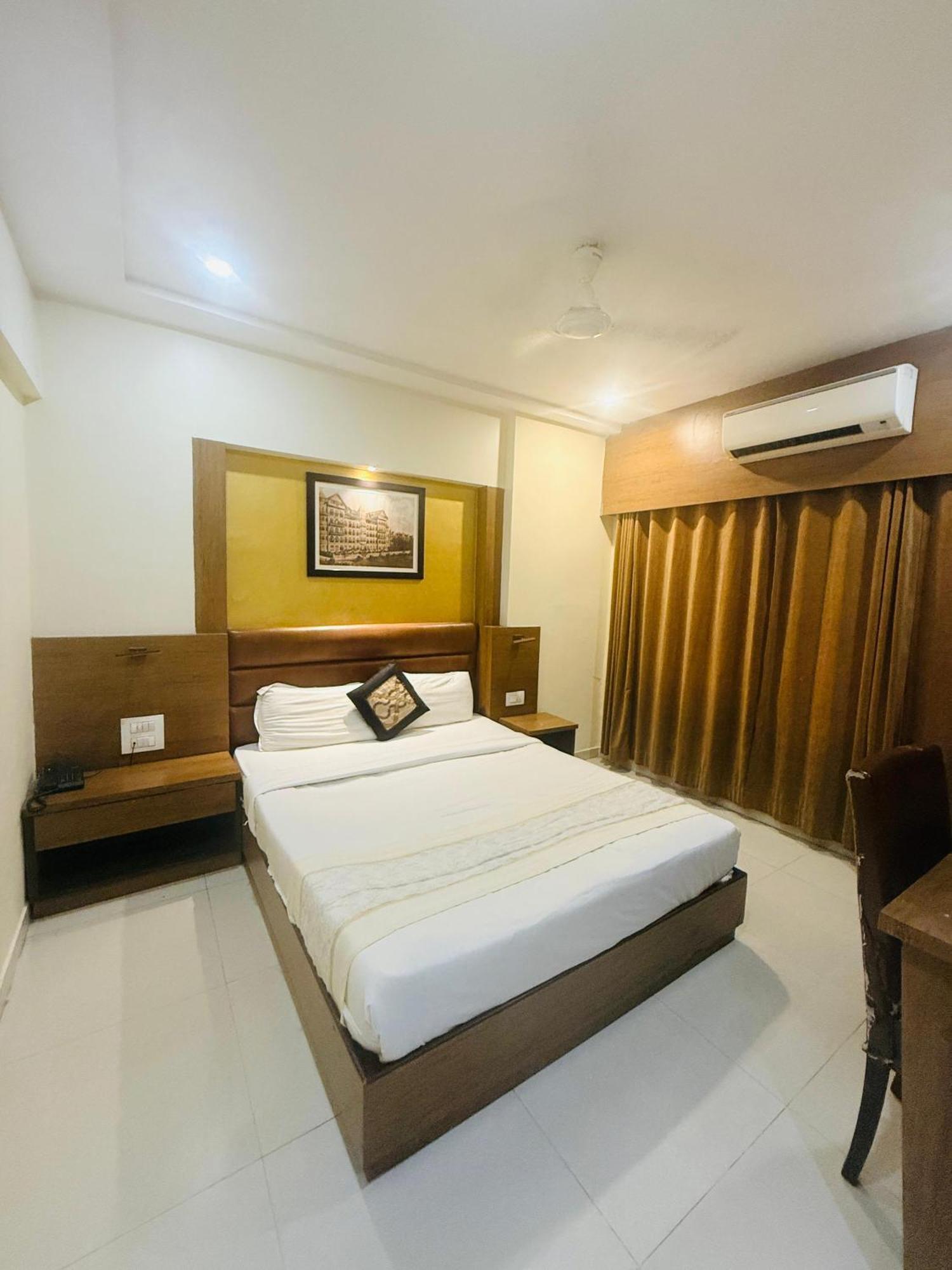 Hotel Crystal Luxury Inn- Bandra مومباي المظهر الخارجي الصورة