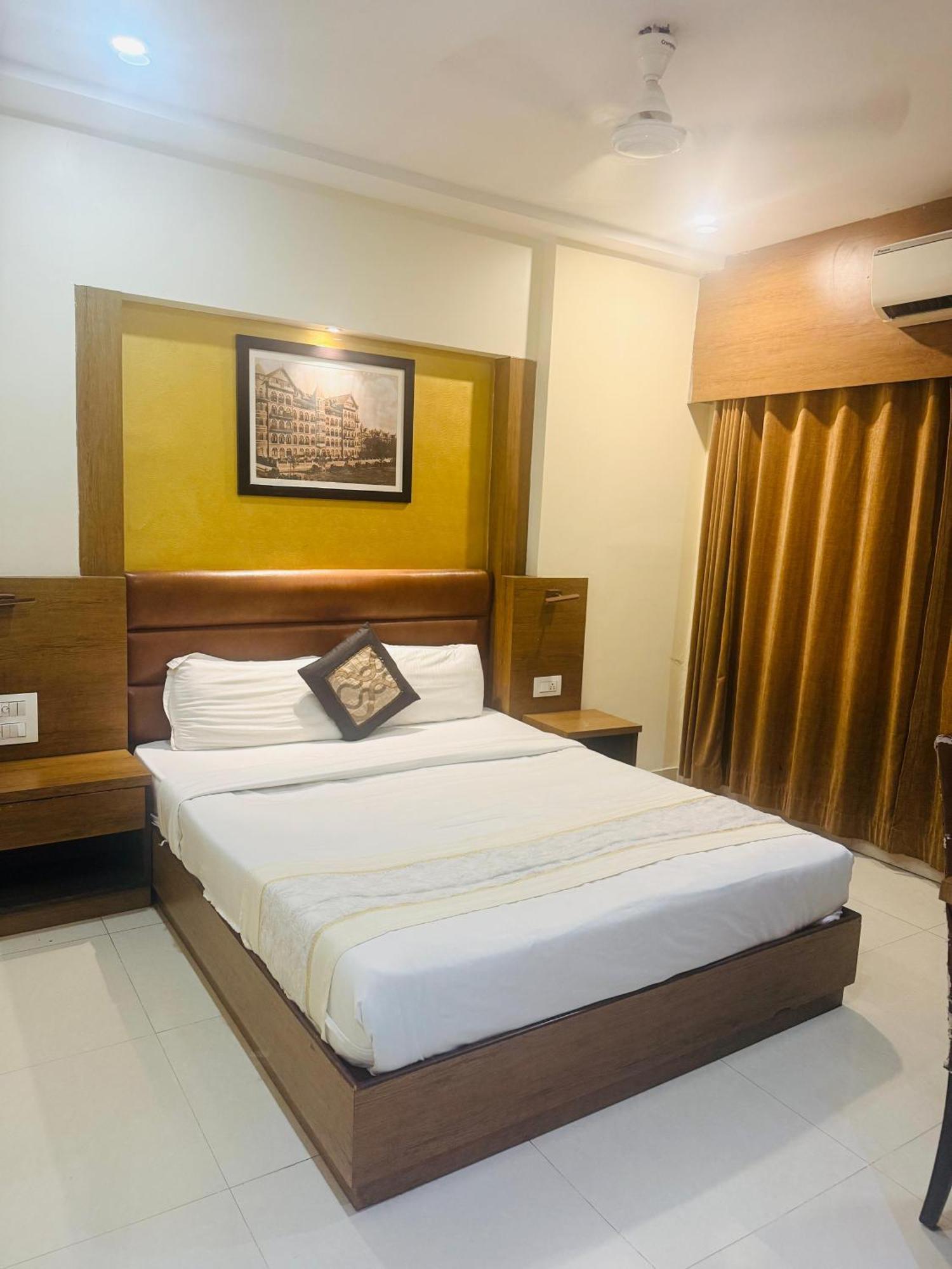 Hotel Crystal Luxury Inn- Bandra مومباي المظهر الخارجي الصورة