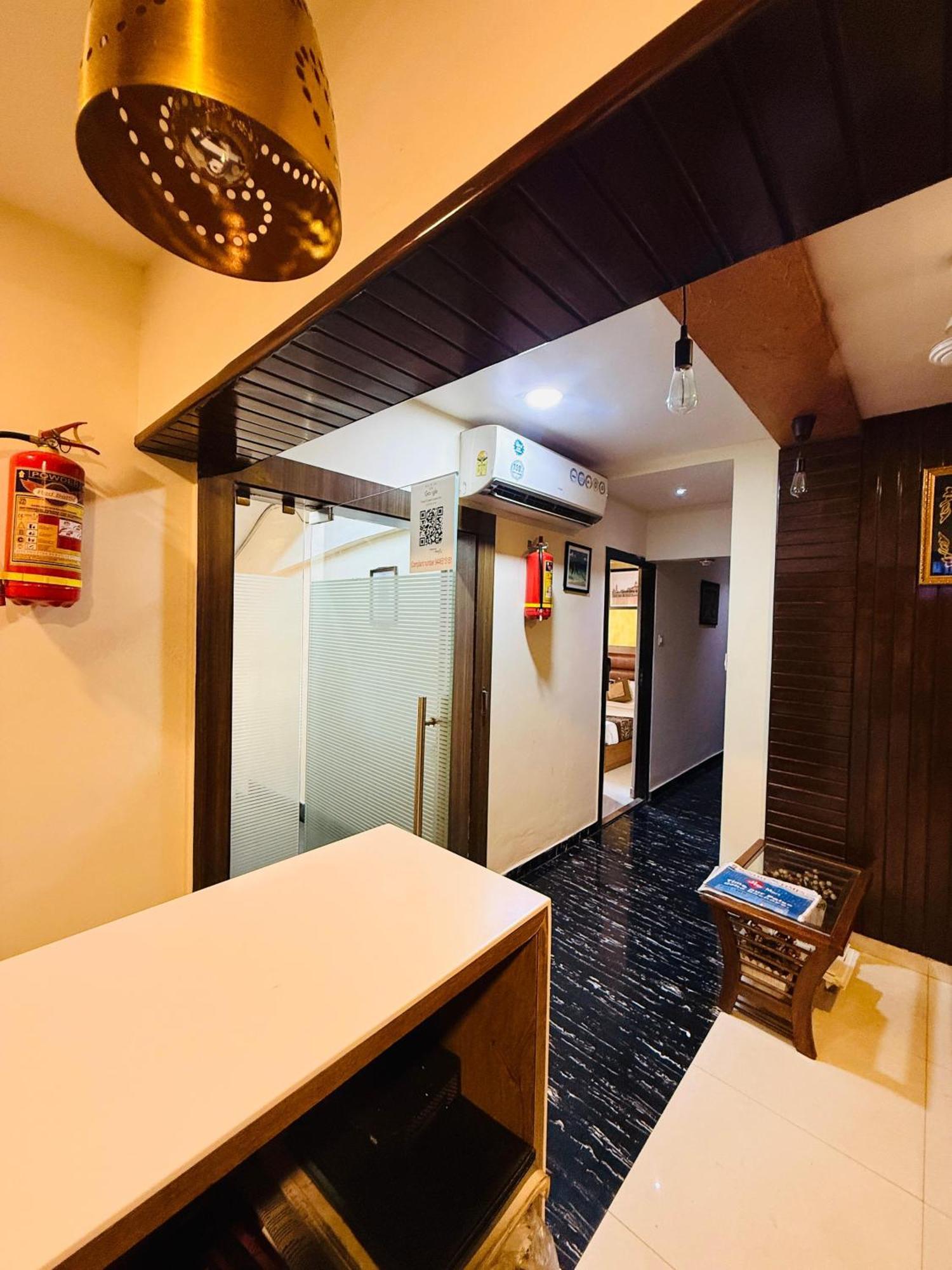 Hotel Crystal Luxury Inn- Bandra مومباي المظهر الخارجي الصورة