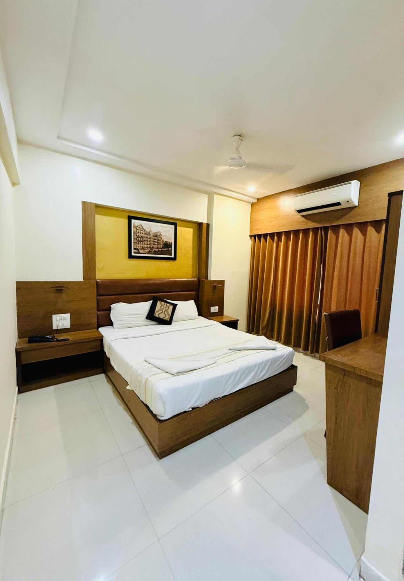 Hotel Crystal Luxury Inn- Bandra مومباي المظهر الخارجي الصورة