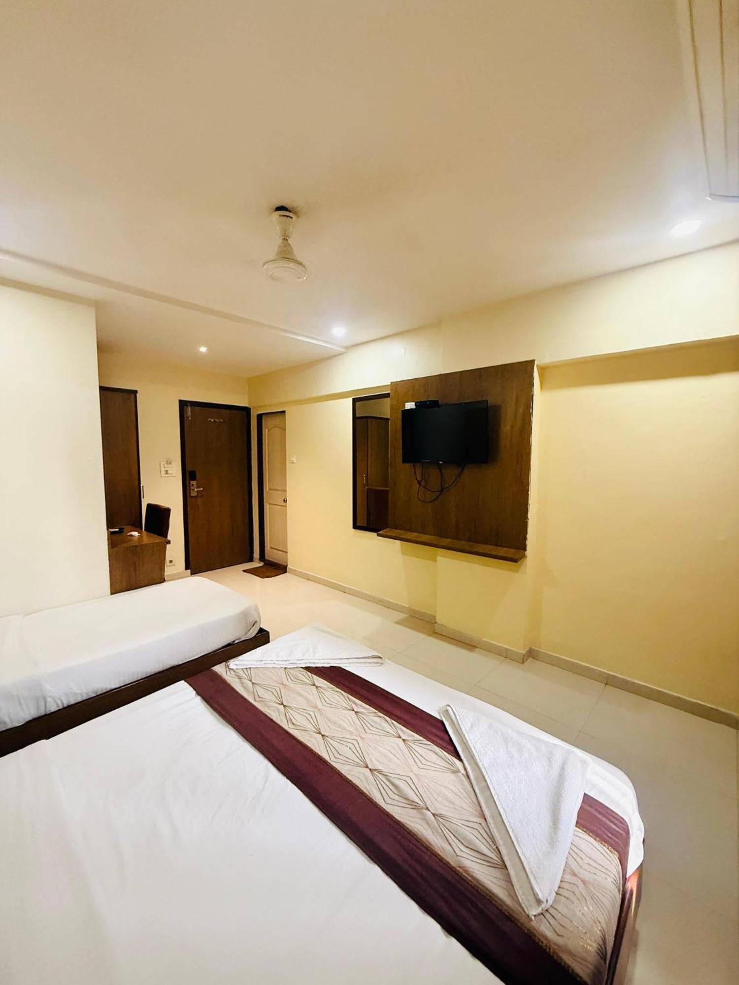 Hotel Crystal Luxury Inn- Bandra مومباي المظهر الخارجي الصورة