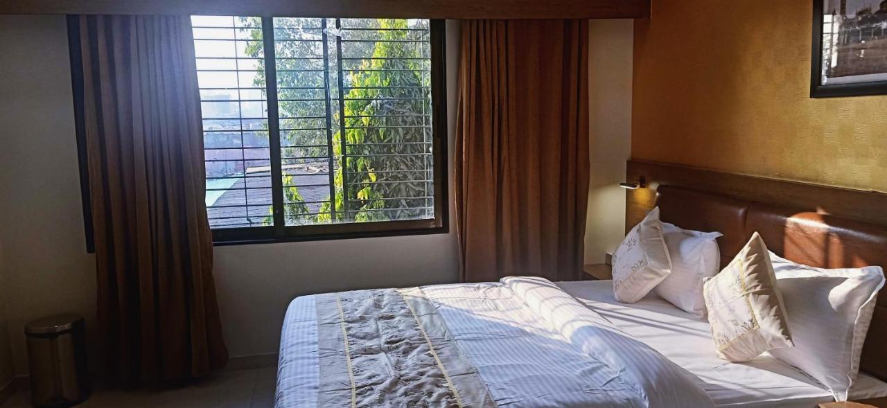 Hotel Crystal Luxury Inn- Bandra مومباي المظهر الخارجي الصورة