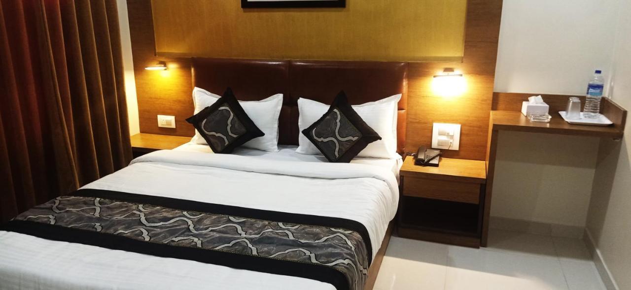 Hotel Crystal Luxury Inn- Bandra مومباي المظهر الخارجي الصورة